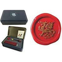 Set de sello con motivo de drag&oacute;n en caja de regalo. Incluye 2 barras de cera de color rojo con mecha.
