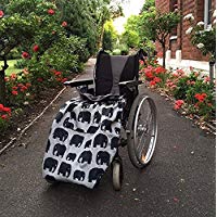 BundleBean - Cosy - Saco impermeable para sillas de ruedas - Para adultos - Con forro polar - Universal F&aacute;cil de ajustar. Viene en una bolsa compacta para guardarlo c&oacute;modamente - Dise&ntilde;o de elefantes - Gris