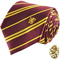 Cinereplicas - Harry Potter - Corbata con Broche - Edici&oacute;n Deluxe - Licencia Oficial - Casa Gryffindor - Talla &Uacute;nica &ndash; 100 % Microfibra &ndash; Se Entrega con 1 Caja de Regalo - Rojo y Amarillo